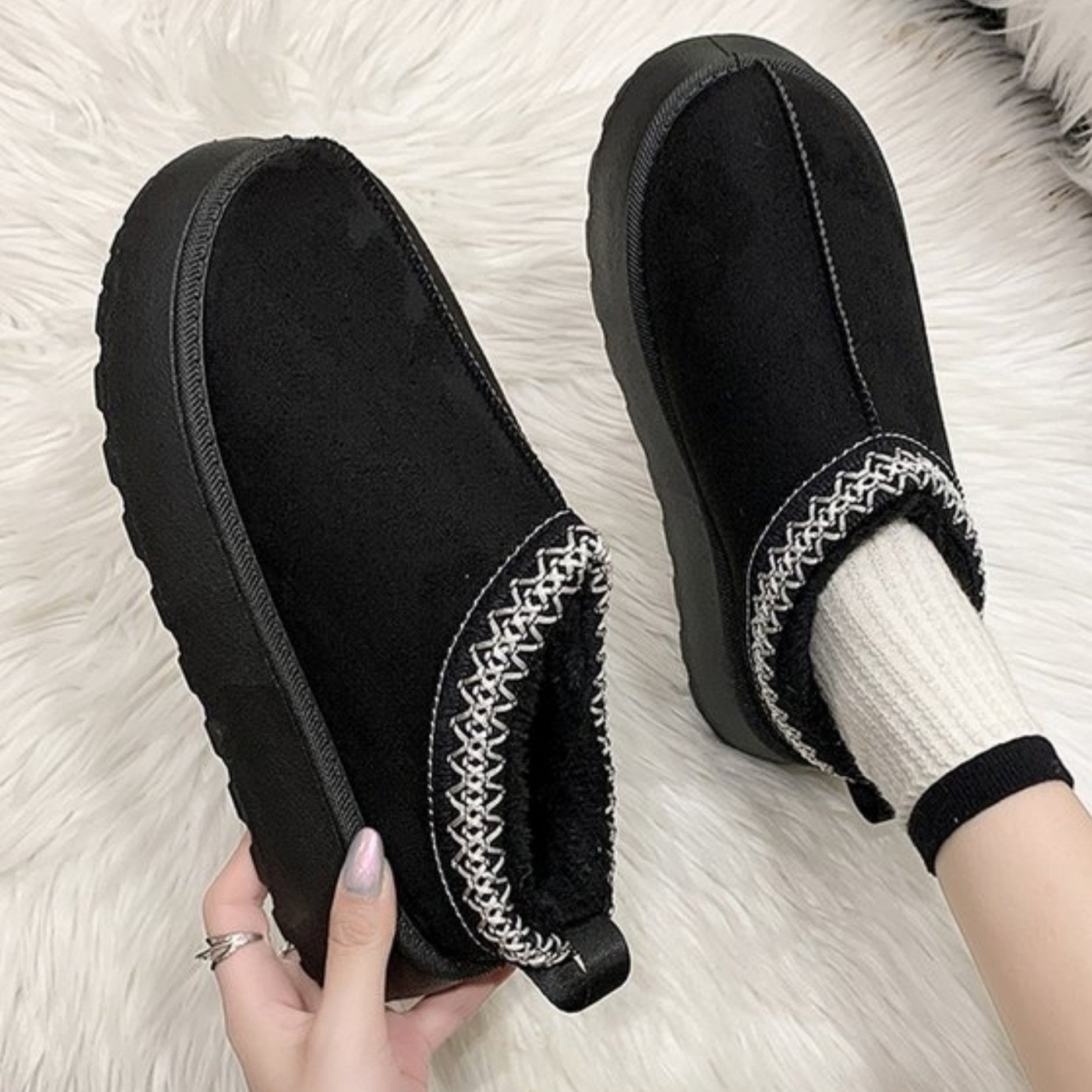 Scarpe invernali nere da donna, suola spessa antiscivolo, interno foderato in pelliccia sintetica, dettagli cuciture bianche, stile casual e caldo.