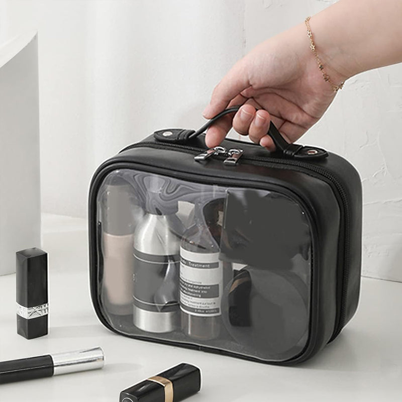 Borsa da toilette trasparente nera con cerniera, contenente flaconi cosmetici. Ideale per viaggi, organizzazione trucco, accessori beauty.
