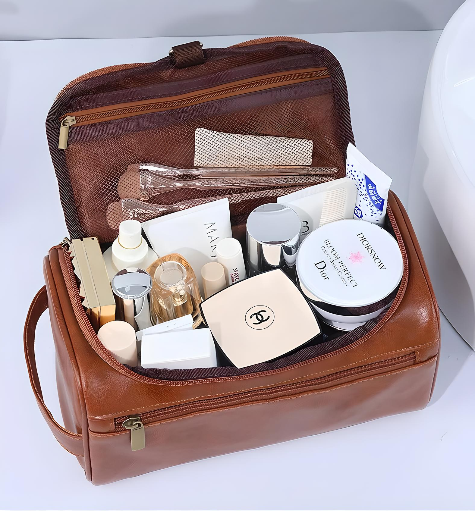 Borsa da toilette in pelle marrone con prodotti di bellezza: profumi, creme, trucchi. Ideale per viaggi, organizzazione cosmetici, accessori bagno.