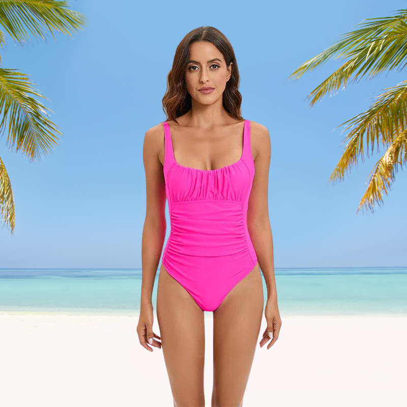 Donna in costume intero rosa su spiaggia tropicale, cielo azzurro e palme. Moda mare, abbigliamento estivo, vacanza al mare.