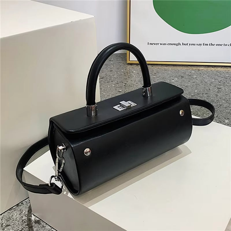 Borsa a mano nera elegante in pelle, design rettangolare, chiusura metallica, manico superiore, tracolla regolabile, perfetta per moda donna.