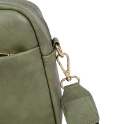 Borsa a tracolla verde oliva in pelle con gancio dorato. Design elegante e moderno, ideale per moda donna. Accessorio di tendenza.