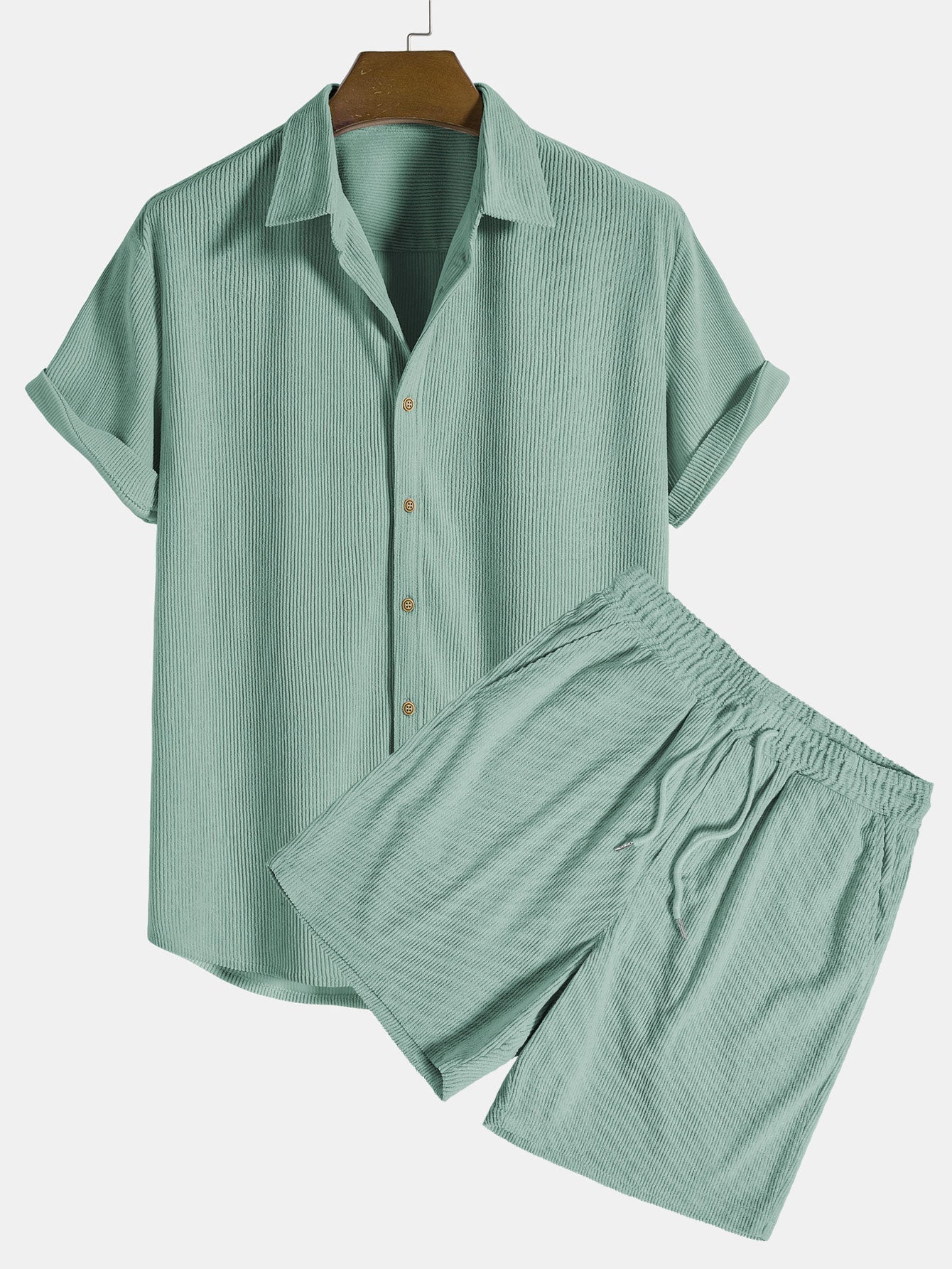 Completo estivo uomo verde menta, camicia a maniche corte e pantaloncini coordinati, tessuto leggero, ideale per look casual e freschi.