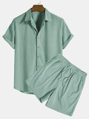 Completo estivo uomo verde menta, camicia a maniche corte e pantaloncini coordinati, tessuto leggero, ideale per look casual e freschi.