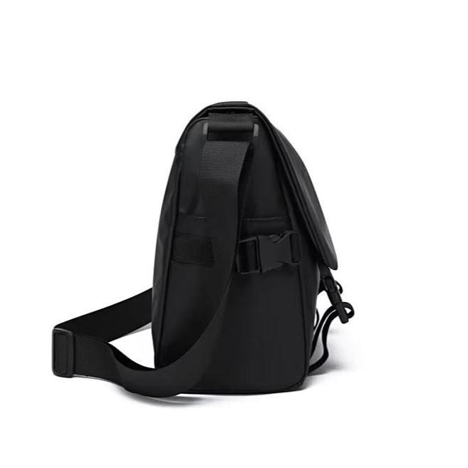 Borsa a tracolla nera unisex, design moderno, chiusura a fibbia, materiale resistente, ideale per lavoro e viaggio. Accessorio moda versatile.