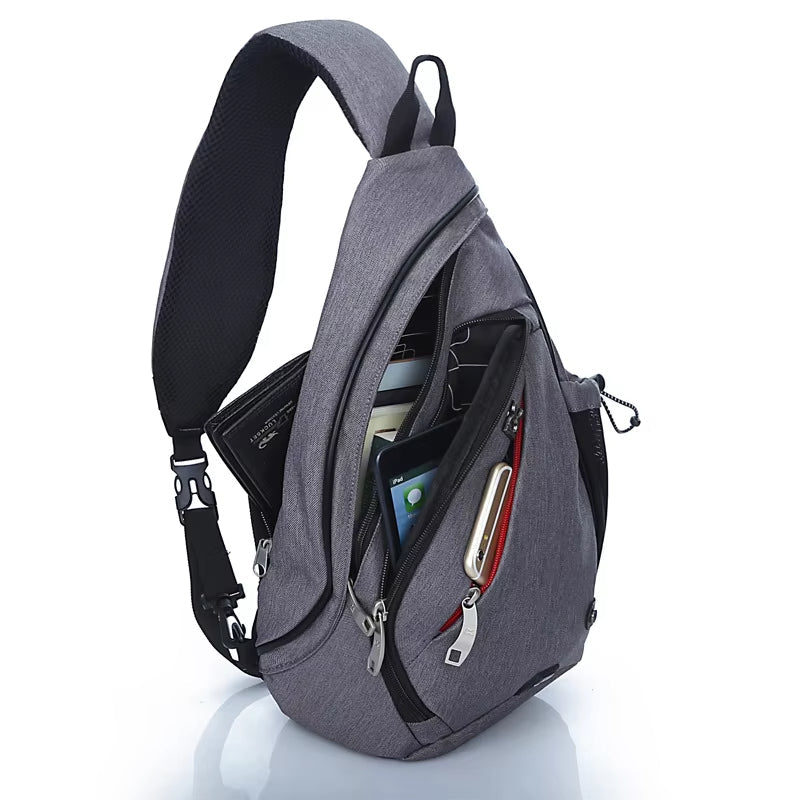 Zaino monospalla grigio con tasche multiple, ideale per smartphone, portafoglio e accessori. Design moderno, perfetto per viaggi e uso quotidiano.
