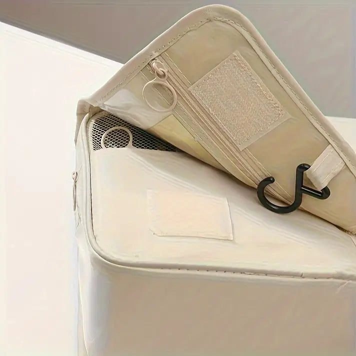 Custodia per abiti in tessuto beige con cerniera, gancio nero e tasca trasparente. Ideale per protezione e organizzazione guardaroba.