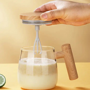 Tazza in vetro con manico in legno, frullatore manuale integrato nel coperchio. Design moderno per bevande, cucina sostenibile.