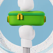 Valigia verde compatta con cerniere gialle, design moderno, sfondo blu, ideale per viaggi, bagaglio a mano, accessori viaggio.