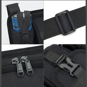 Zaino nero con tasca portabottiglia, cerniere doppie SBS, fibbia regolabile e chiusura a scatto. Accessori resistenti e pratici per escursioni.