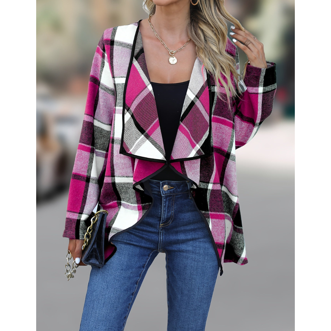 Giacca a quadri rosa e neri da donna, stile casual, indossata con jeans e top nero. Moda autunnale, abbigliamento femminile trendy.