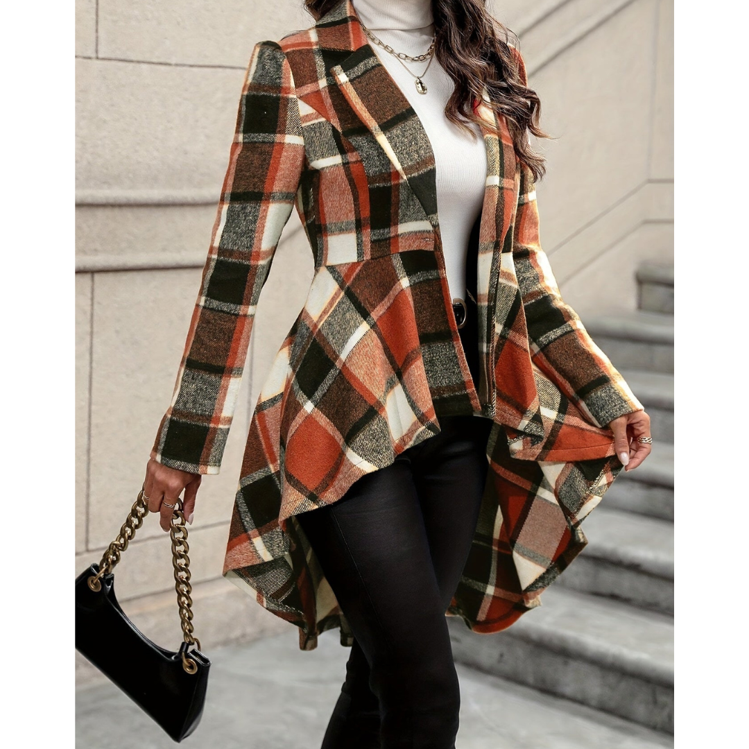 Cappotto a quadri donna invernale, design asimmetrico, colori autunnali, abbinato a dolcevita bianco e pantaloni neri, moda elegante.
