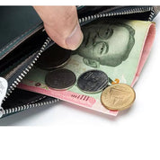 Portafoglio aperto con banconote thailandesi e monete, mano che estrae denaro. Accessori moda, finanza personale, valuta estera.