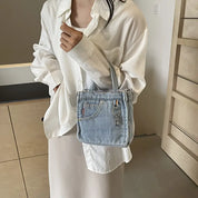 Camicia bianca oversize, borsa a tracolla in denim con tasca frontale e portachiavi, moda casual donna, stile minimalista, outfit moderno.
