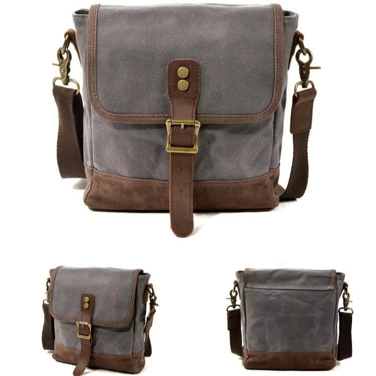Borsa a tracolla in tela grigia e pelle marrone, design vintage, chiusura a fibbia, tasche multiple, ideale per uomo e donna, stile casual.