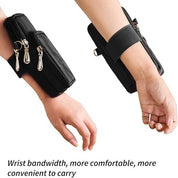 Bracciale portaoggetti nero con cerniere multiple, design ergonomico, ideale per sport e attività all'aperto, comodo e pratico da indossare.