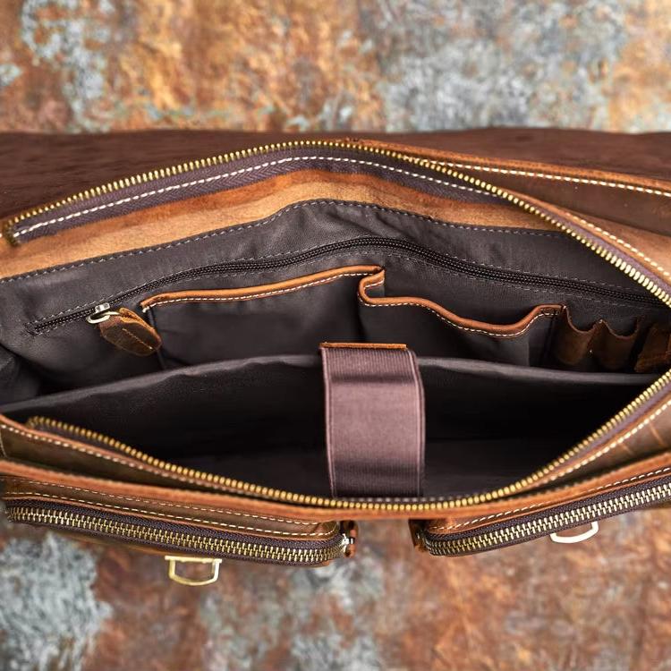 Borsa in pelle marrone aperta, con cerniere dorate e scomparti interni per organizzazione. Elegante e funzionale, ideale per lavoro e viaggio.