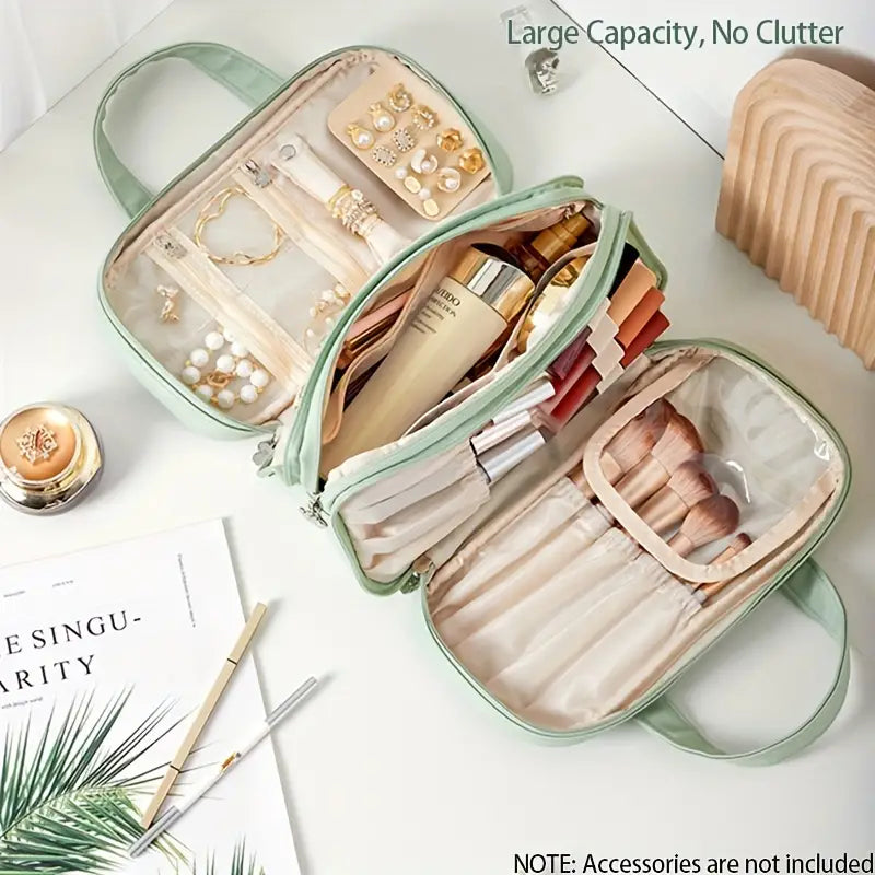 Borsa da trucco verde con scomparti trasparenti, contenente pennelli, rossetti e gioielli. Ideale per organizzare cosmetici e accessori.