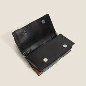 Portafoglio in pelle nera aperto con chiusura a bottone, design elegante e moderno, accessorio moda uomo e donna, ideale per carte e contanti.