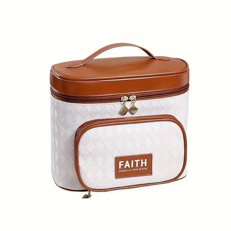 Borsa cosmetica bianca e marrone con manico, chiusura a zip e tasca frontale con scritta "FAITH". Design elegante, ideale per viaggi e organizzazione.