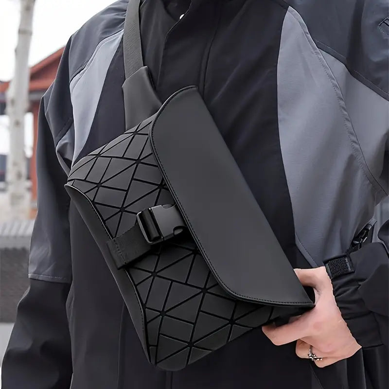 Borsa a tracolla nera con design geometrico, indossata da una persona in giacca sportiva. Accessorio moda unisex, stile urbano e moderno.