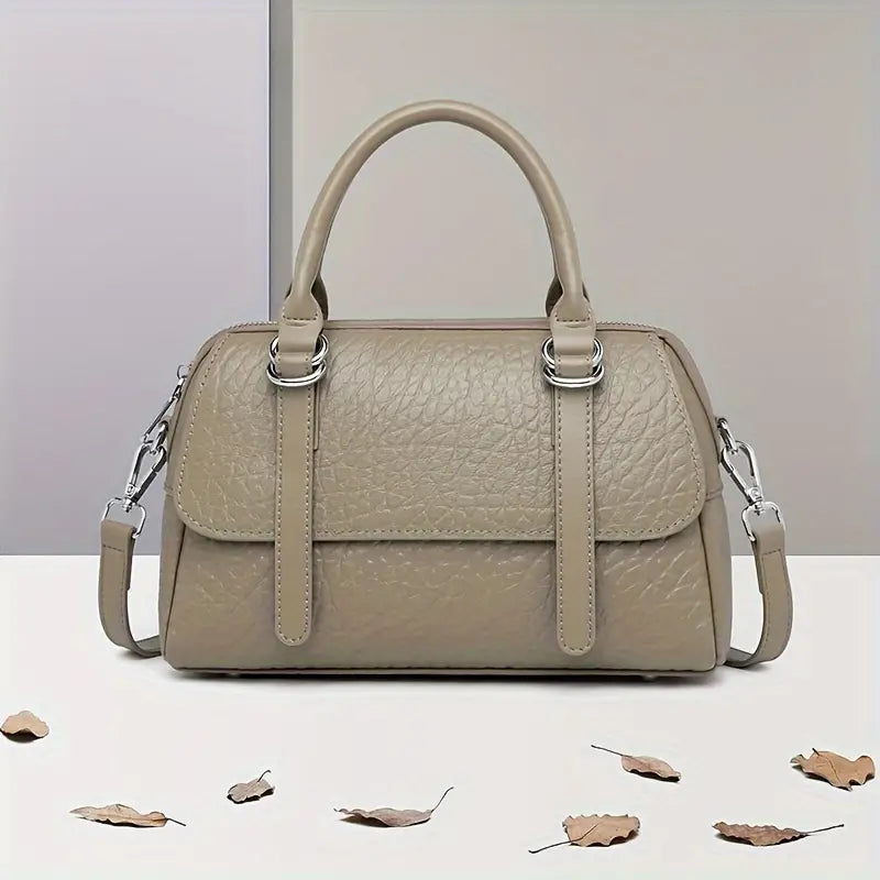 Borsa a mano in pelle beige con tracolla regolabile, design elegante e moderno, perfetta per moda autunno. Accessorio donna di tendenza.