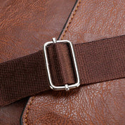 Cintura in pelle marrone con fibbia in metallo argentato, texture dettagliata, accessorio moda elegante, alta qualità, stile classico.