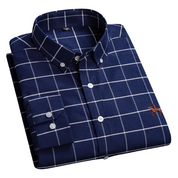 Camicia uomo a quadri blu scuro, maniche lunghe, colletto button-down, ricamo cavallo, stile casual elegante, 100% cotone.