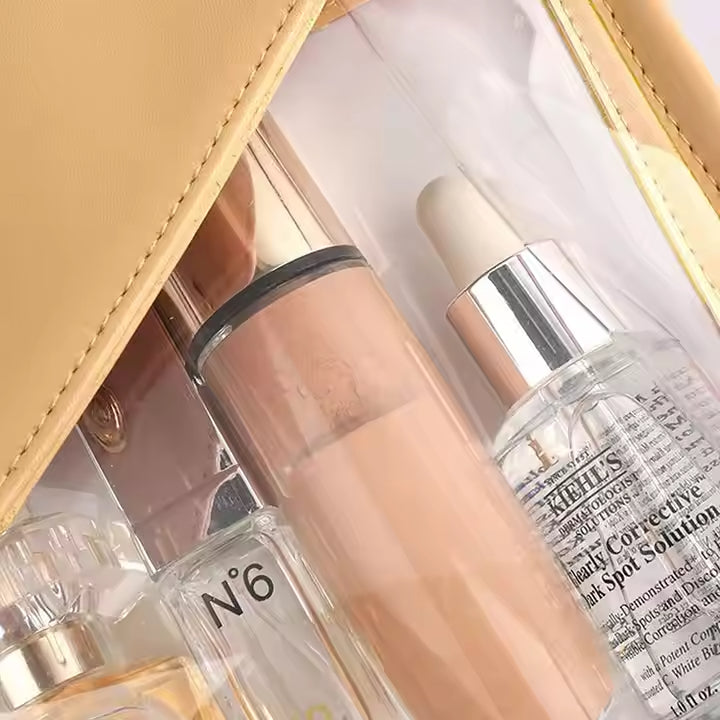 Bottiglie di cosmetici trasparenti in una borsa beige, includono fondotinta liquido e siero con contagocce. Prodotti di bellezza, cura della pelle.