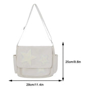 Borsa a tracolla bianca con stelle decorative, dimensioni 29x25 cm, tasche laterali, design elegante e moderno, perfetta per uso quotidiano.