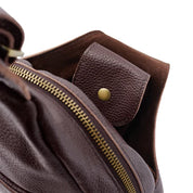 Borsa a tracolla in pelle marrone con cerniera dorata e tasca interna con bottone. Accessorio moda elegante e funzionale per uomo e donna.
