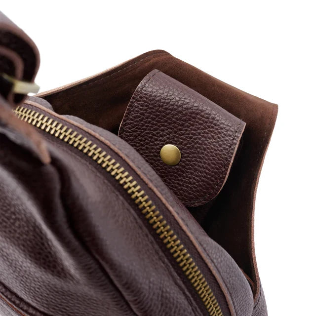 Borsa a tracolla in pelle marrone con cerniera dorata e tasca interna con bottone. Accessorio moda elegante e funzionale per uomo e donna.