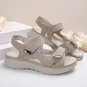 Sandali beige da donna con zeppa, chiusura a strappo, suola antiscivolo. Design casual ed elegante, ideali per l'estate. Comfort e stile.