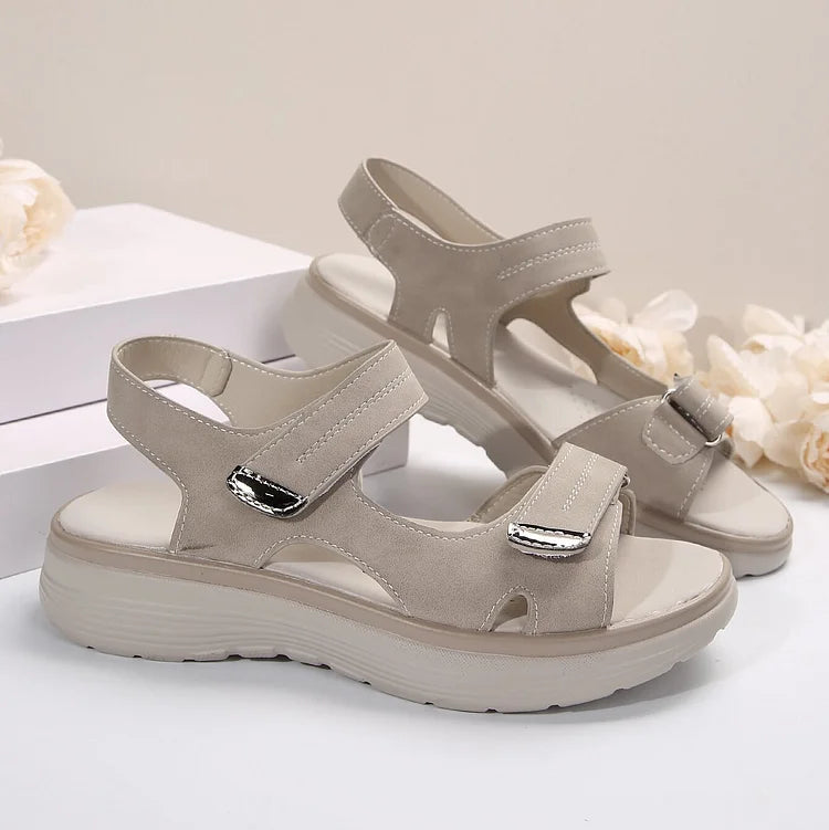 Sandali beige da donna con zeppa, chiusura a strappo, suola antiscivolo. Design casual ed elegante, ideali per l'estate. Comfort e stile.