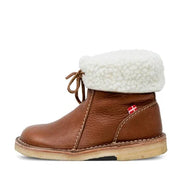 Stivaletto invernale marrone con fodera in lana bianca, suola in gomma, dettaglio bandiera rossa. Scarpe calde e comode per l'inverno.