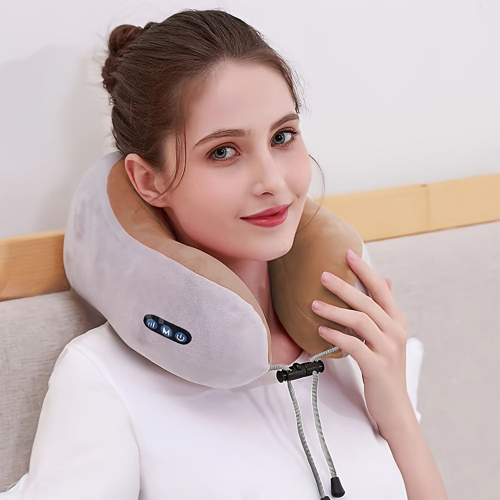 Donna con cuscino da viaggio per collo in memory foam, colore beige e grigio, con pulsanti di controllo. Accessorio ergonomico per viaggi comodi.