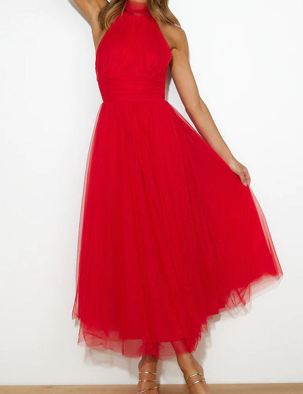 Abito lungo rosso elegante in tulle, senza maniche, con scollo all'americana. Perfetto per eventi formali e serate speciali.