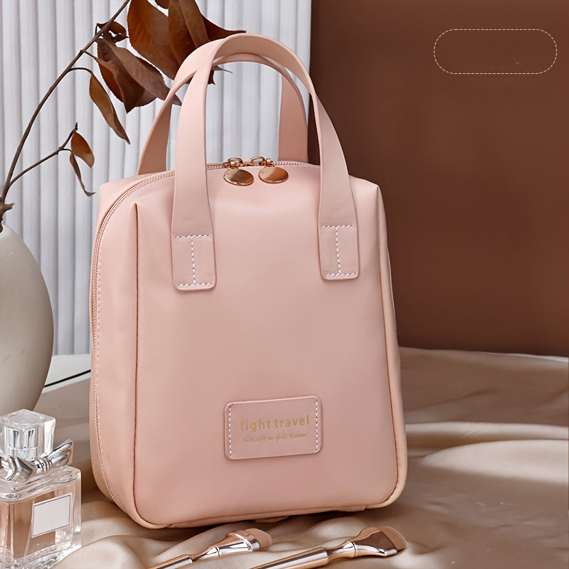 Borsa da viaggio rosa chiaro con manici, design elegante, ideale per cosmetici. Sfondo marrone con decorazioni minimaliste.