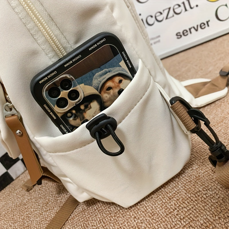 Zaino bianco con tasca frontale contenente un iPhone con custodia raffigurante due cani. Accessori moda, tecnologia, cover smartphone.
