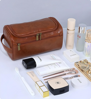 Borsa da toilette in pelle marrone con prodotti di bellezza: creme, profumi, trucco e spazzolino. Elegante e ideale per viaggi e organizzazione.
