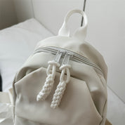 Zaino bianco in tessuto con doppia cerniera e manico superiore, design minimalista. Accessorio moda unisex, ideale per scuola o viaggio.
