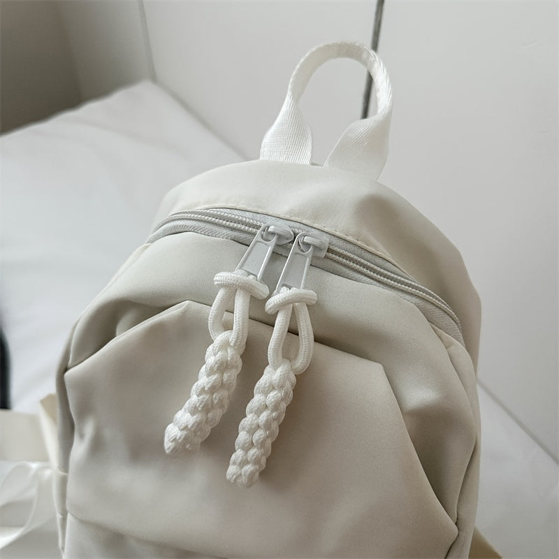 Zaino bianco in tessuto con doppia cerniera e manico superiore, design minimalista. Accessorio moda unisex, ideale per scuola o viaggio.