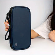 Custodia portafoglio blu con protezione RFID, chiusura zip e cinturino da polso, tenuta da una persona. Accessorio sicuro per carte e documenti.