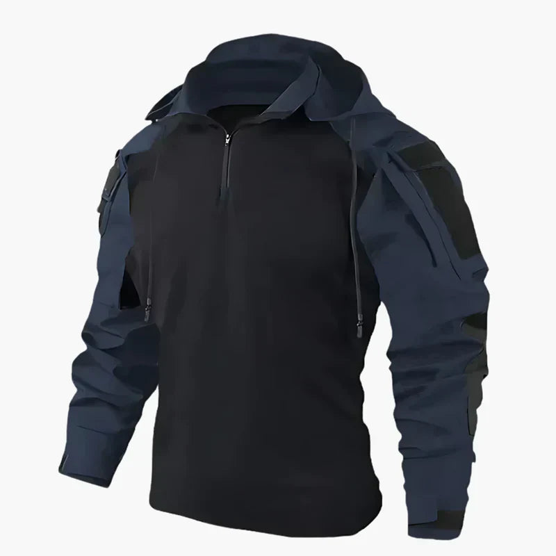 Felpa nera con cappuccio e zip, design tattico, maniche rinforzate blu scuro, ideale per outdoor e sport, stile militare moderno.