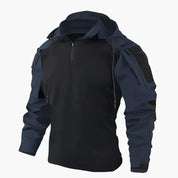 Felpa nera con cappuccio e zip, design tattico, maniche rinforzate blu scuro, ideale per outdoor e sport, stile militare moderno.
