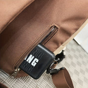 Zaino marrone con tasca laterale e power bank nero. Accessori per viaggio, scuola, lavoro. Design pratico e moderno.