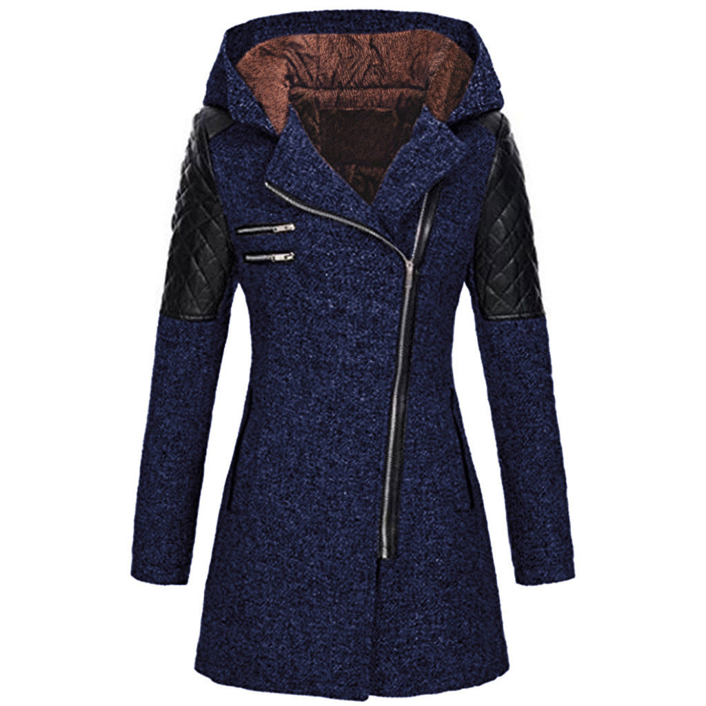 Cappotto donna blu con cappuccio, cerniera asimmetrica, maniche in pelle trapuntata nera. Elegante e moderno, ideale per l'inverno.