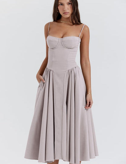 Abito midi elegante donna, colore grigio chiaro, con spalline sottili e gonna ampia. Perfetto per eventi formali e cerimonie.
