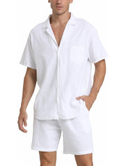 Camicia e pantaloncini uomo bianchi in cotone, stile casual estivo, maniche corte, colletto classico, tasca frontale, abbigliamento leggero.