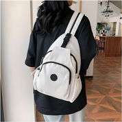 Zaino bianco in pelle sintetica, design moderno, con tasche multiple e chiusura a zip. Ideale per scuola o viaggio. Accessorio moda unisex.